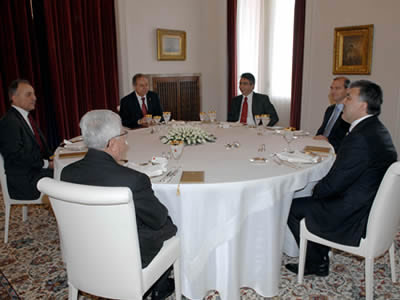 Cumhurbaşkanı Gül`den Parti Liderlerine Yemek